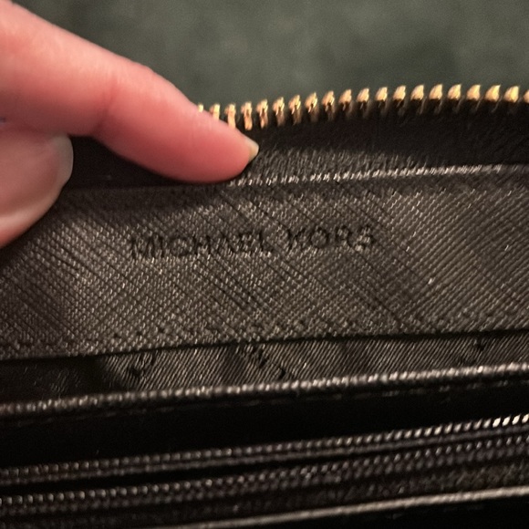 MICHAEL KORS JET SET TRAVEL LARGE BLK PEBBLED LEATHER WALLET WITH WRISTLET STRAP - Picture 9 of 11